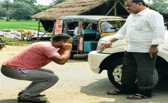 JDU विधायक ने चालक को करवाया उठक-बैठक, तस्वीर सोशल मीडिया में वायरल, कहा- मॉब लिचिंग से बचाया