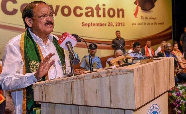 उपराष्ट्रपति ने कहा - अंग्रेजीयत बीमारी है न कि अंग्रेजी भाषा, हमें अपनी धरोहर पर गर्व करना चाहिए