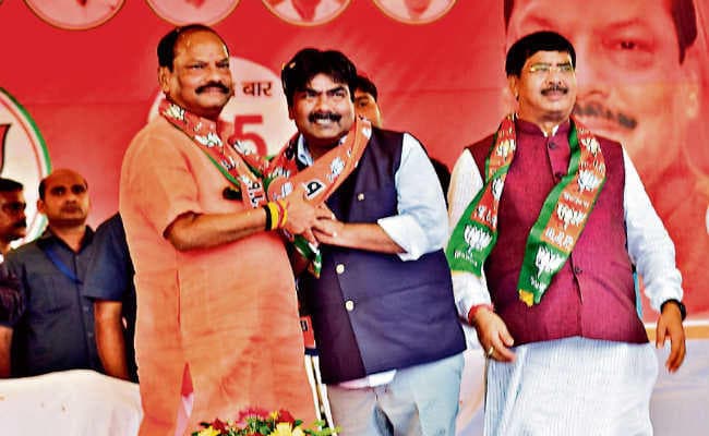 बीजेपी का बढ़ा कुनबा, जेवीएम छोड़ विधायक प्रकाश राम भाजपा में शामिल