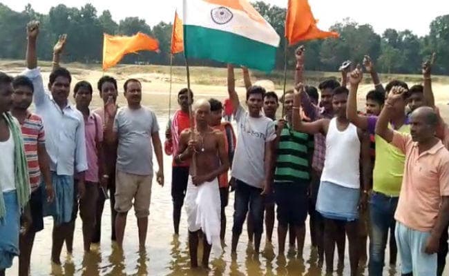 VIDEO: अंतिम संस्कार के बाद शहीद के पिता ने लहराया तिरंगा, संतोष अमर रहे के नारे से गूंजा इलाका