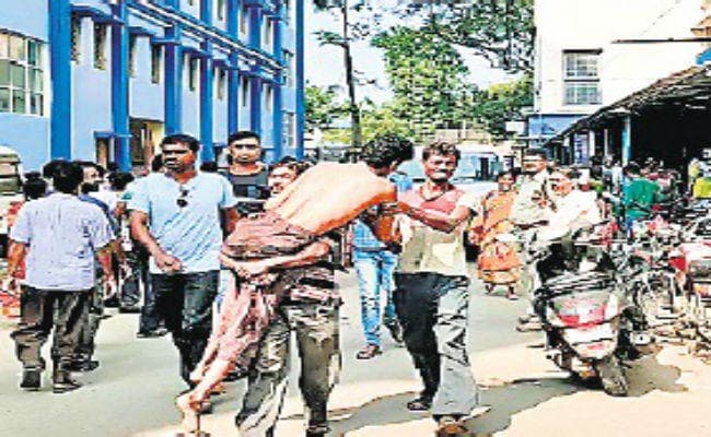 गोद में मरीज को उठा कर ले जाते हैं परिजन