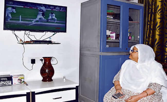 #INDvsSA: बिहार के शाहबाज नदीम के सिर पर टेस्ट कैप सजते ही मां की आंखों से छलके आंसू