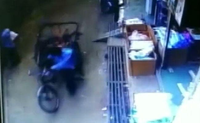 VIDEO : दो मंजिले से गिरा तीन साल का बच्चा और अचानक आ गया रिक्शा, जानें फिर क्या हुआ