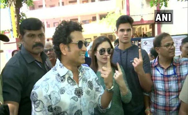 #MaharashtraPolls : सचिन ने पत्नी अंजलि और बेटे अर्जुन के साथ किया मतदान