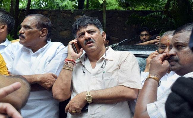 कांग्रेस नेता शिवकुमार तिहाड़ जेल से रिहा, समर्थकों ने बांटी मिठाइयां और फोड़े पटाखे