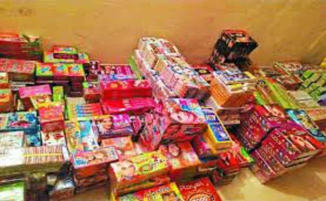 यहां घर-घर में बन रहे अवैध तरीके से पटाखे