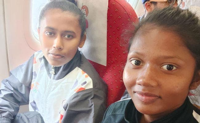 सीनियर भारतीय महिला फुटबॉल कैंप में भाग लेने के लिए सिमडेगा की प्रतिक्षा व शारदा दिल्ली रवाना