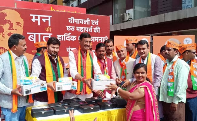 ‘मन की बात’ सुनने के बाद सांसद संजय सेठ ने भाजपा के पंचायत सेवकों को दिये रेडियो