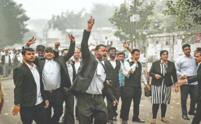 दिल्ली में गुरुवार को भी जारी रहेगी वकीलों की हड़ताल, तीस हजारी कोर्ट में संभाली सुरक्षा की जिम्मेदारी