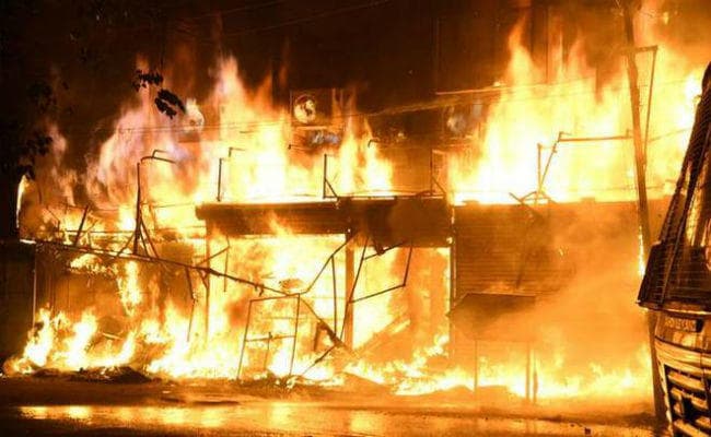 दो दुकानें स्वाहा, 15 लाख का सामान खाक