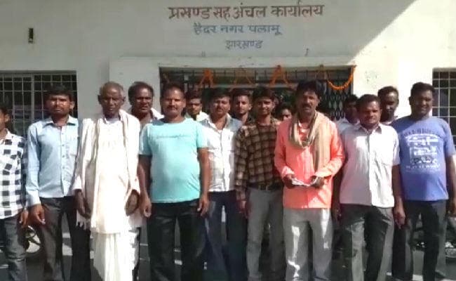 अवैध शराब व गांजा की बिक्री से त्रस्त ग्रामीण पहुंचे प्रखंड कार्यालय, बीडीओ को दिया ज्ञापन