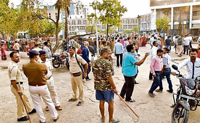 डेंगू से किशोर की मौत, डॉक्टरों से भिड़े परिजन, हड़ताल पर गये जूनियर डॉक्टर