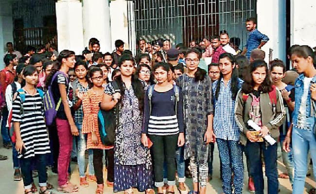 रैगिंग से त्रस्त छात्राओं ने दरभंगा इंजीनियरिंग कॉलेज में जड़ा ताला, तीन दिन पूर्व छात्रों ने हाथ पकड़ कर की थी अभद्रता