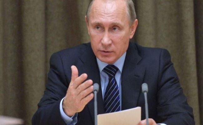 रूस के राष्ट्रपति पुतिन ने पत्रकारों को विदेशी एजेंट घोषित करने वाले कानून पर किए हस्ताक्षर