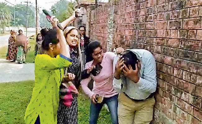 दरभंगा : छेड़खानी से आजिज छात्राओं ने मनचले को पीटा