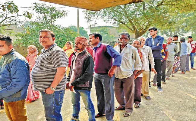 कोलेबिरा : 12 बजे तक रही बूथों में भीड़, बुजुर्गों को दी गयी सुविधा