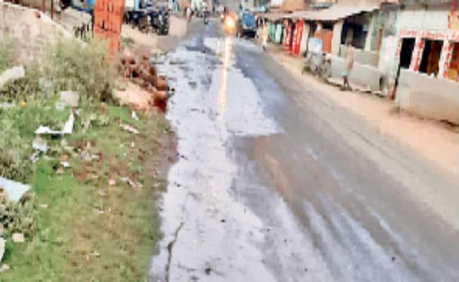 सारठ में सड़क पर बह रहा पानी, लोग प्यासे