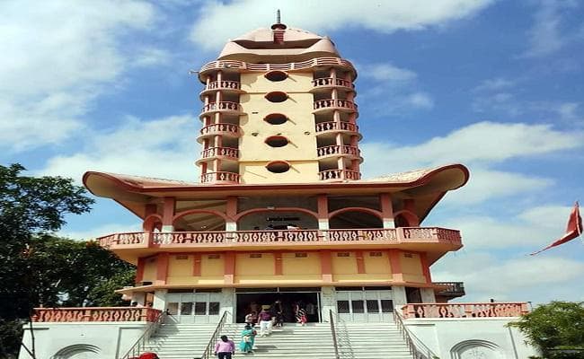 मंदिर परिसर में इश्कबाजी करने से रोकने पर महंथ को पीटा, सोशल साइट पर वायरल किया पिटने का तस्वीर