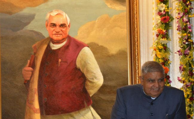 वाजपेयी के तैल चित्र के अनावरण से राज्य सरकार की दूरी पर धनखड़ आहत