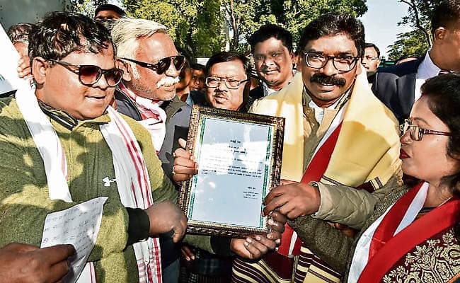 रांची : आदिवासी समाज के प्रतिनिधियों ने सीएम से की सरना धर्म कोड लागू करने की मांग