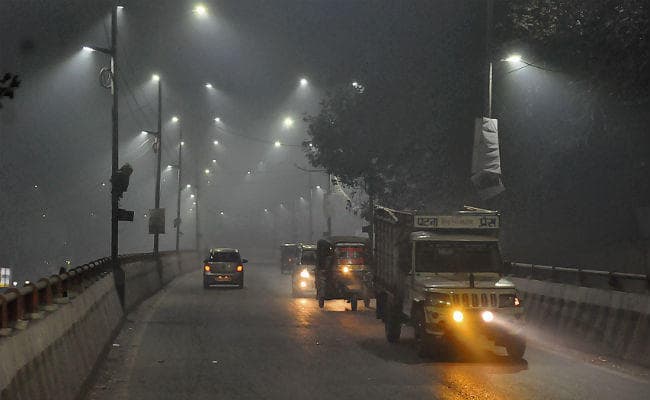 पटना: दिन भर रहा बादलों का डेरा, शाम से दिखने लगा धुंध का असर