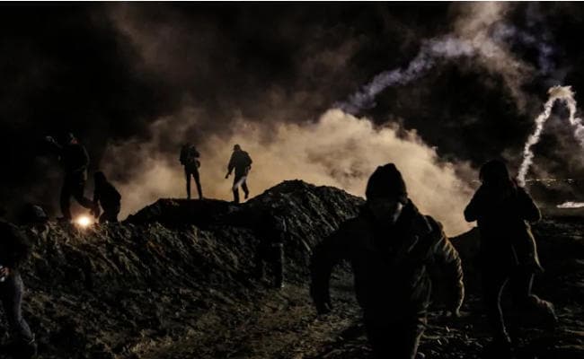 USA : मैक्सिको सीमा पर आव्रजकों को रोकने के लिए आंसू गैस के गोले दागे