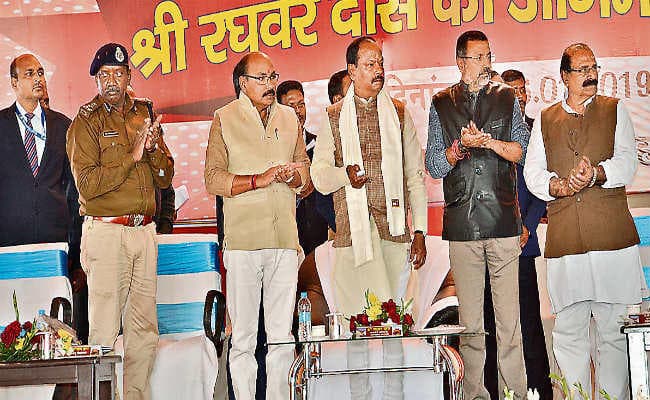 देवघर के नैयाडीह पहुंचे मुख्यमंत्री रघुवर दास ने कहा - हम पहले बसाते हैं, फिर विस्थापन