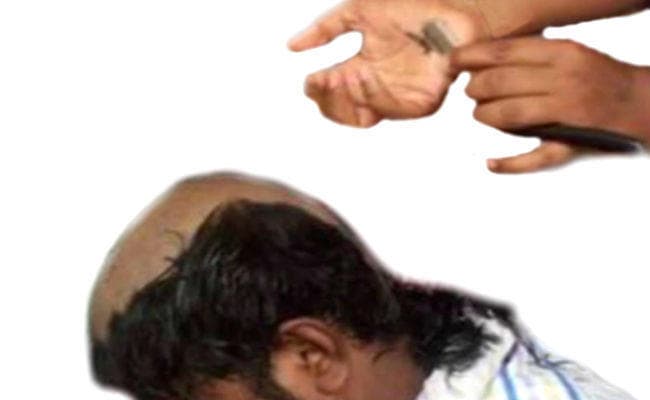 मुजफ्फरपुर : गैरेज से सामान चोरी करते पकड़े गये दो युवक, बाल मुंडा बाजार में घुमाया