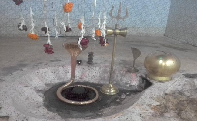 बिहार : बांका में चोरों ने मंदिर से उड़ाये नाग, त्रिशूल, डमरू व कलश
