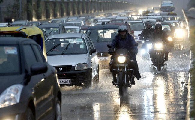 दिल्ली में भारी बारिश से जनजीवन अस्त-व्यस्त, ट्रेनों का परिचालन बाधित