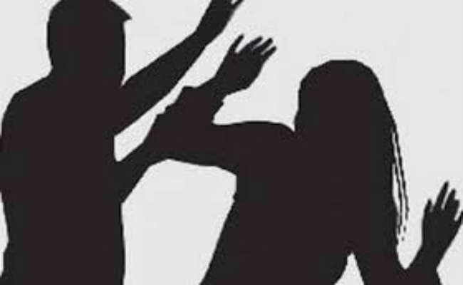 सोनारी : घर में घुस कर महिला को पीटा, कपड़े फाड़े