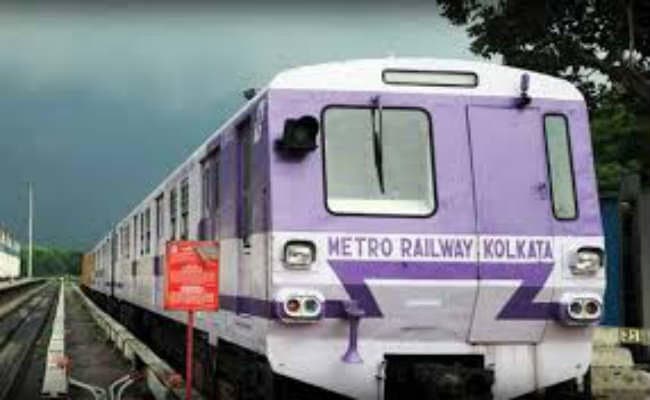 कोलकाता : मेट्रो ट्रेन से फिर निकला धुआं, यात्री हुए आतंकित