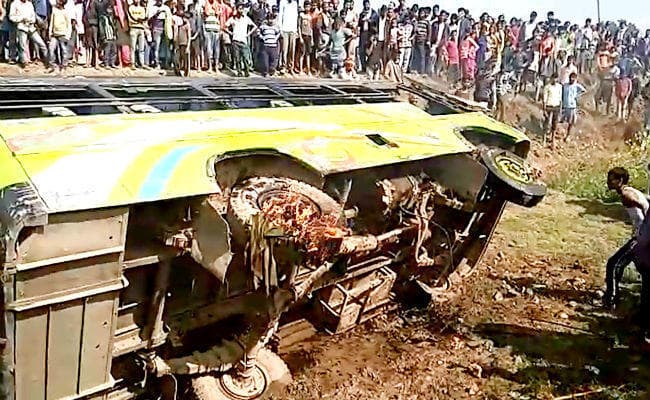 20 फीट गड्ढे में बस के पलटने से चार यात्रियों की मौत, लोगों ने बस में लगायी आग, CM नीतीश ने मुआवजे का किया एलान