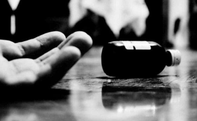 पति से तंग आकर पत्नी ने दो बेटियों संग निगला जहर, महिला की मौत