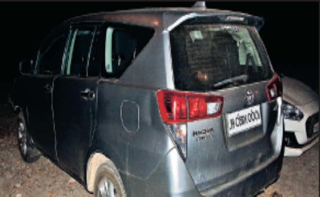 जमशेदपुर  :  जपा नेता काे धक्का मारने वाली व्यवसायी की इनाेवा जब्त, चालक फरार, गार्ड हिरासत में