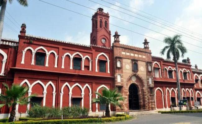AMU को अल्पसंख्यक दर्जा देने के मामले पर विचार करेगी सात सदस्यीय संविधान पीठ