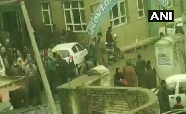 जम्मू-कश्मीर : पुलवामा के एक प्राइवेट स्कूल में विस्फोट, 12 बच्चे घायल, स्थिति गंभीर