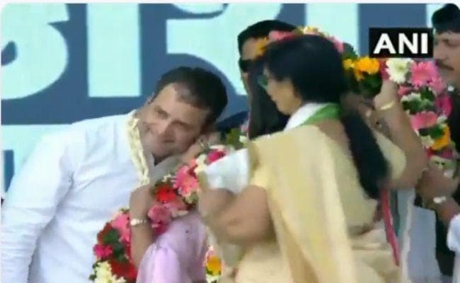 ‘वेलेंटाइन डे’ पर राहुल गांधी को गुजरात में एक महिला ने दिया अनोखा तोहफा...