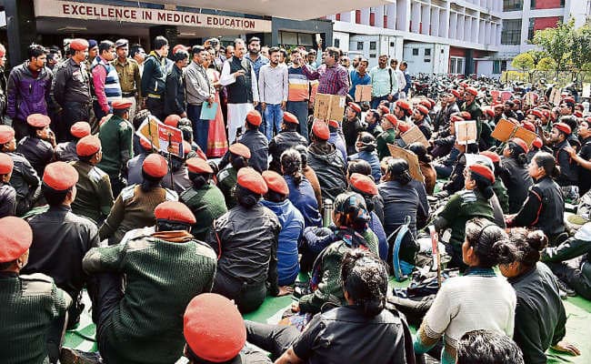 रांची : परिजन खींच रहे थे ट्रॉली व व्हीलचेयर, इमरजेंसी में घंटों पड़े रहे शव, मेडिसिन ओपीडी में हंगामा