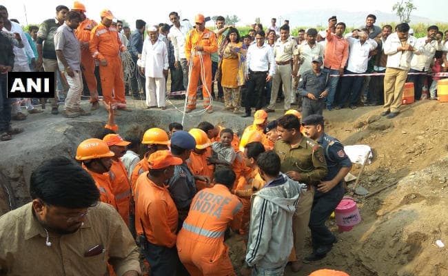 महाराष्ट्र : बोरवेल में गिरे बच्चे को 16 घंटे बाद सुरक्षित निकाला गया