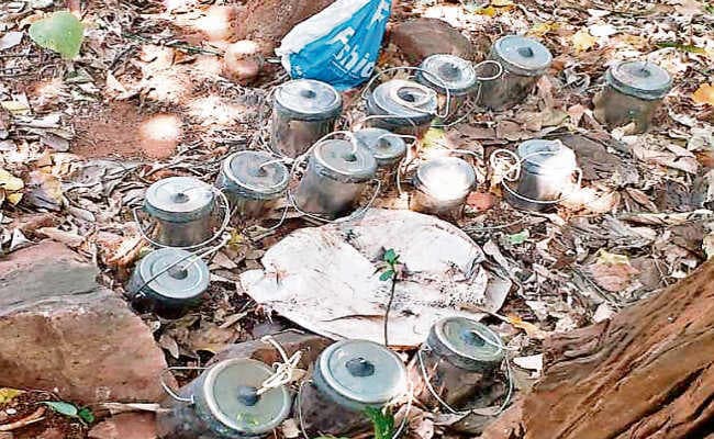 दुमका :  महुआगढ़ी पहाड़ से 17 आइइडी बम बरामद, बम बनाने में 100 किलो विस्फोटकों का किया गया था इस्तेमाल