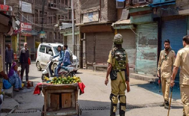 वायुसेना के पाकिस्तान पर हवाई हमले के बाद कश्मीर में तनाव बढ़ा