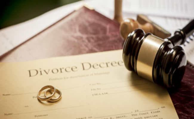 कोलकाता : पत्नी के चरित्र पर सवाल उठाकर तलाक के लिए कोर्ट पहुंचा पुलिसकर्मी