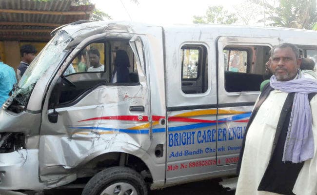 ट्रक और स्कूली वैन की टक्कर में छात्र और चालक की मौत, आधा दर्जन से अधिक घायल