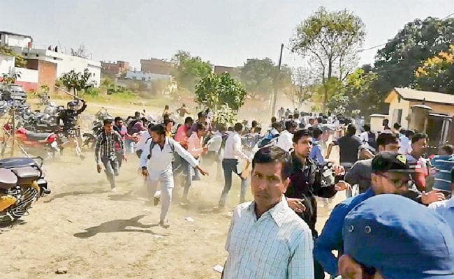 सीवान : अपने कॉलेज के छात्रों को नकल की छूट देने पर हंगामा, पथराव