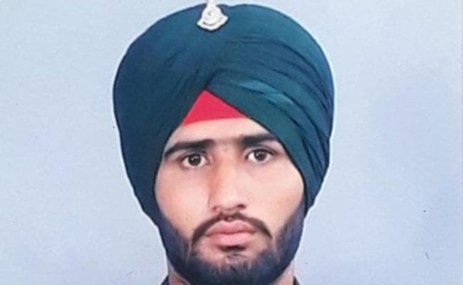 LOC पर पाकिस्तान की गोलाबारी में एक जवान शहीद, चार घायल