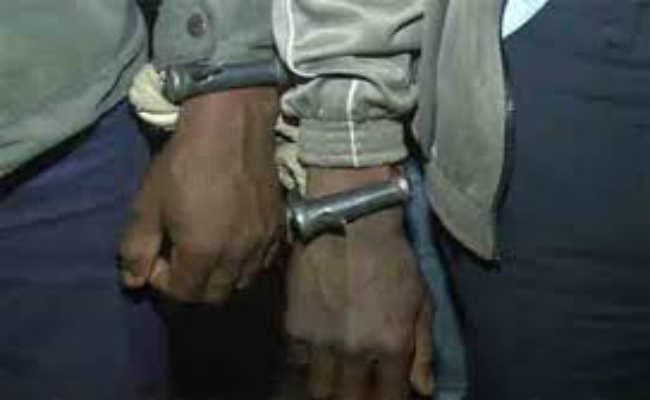 घर पर बेच रहा था शराब ग्राहक बनकर पहुंची पुलिस, भारी मात्रा में शराब बरामद, दो गिरफ्तार