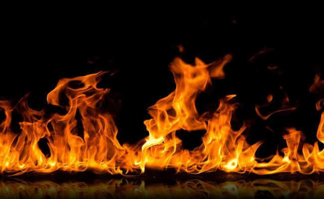 मुर्गा ले जाने से रोका तो की गोलीबारी, घर फूंका