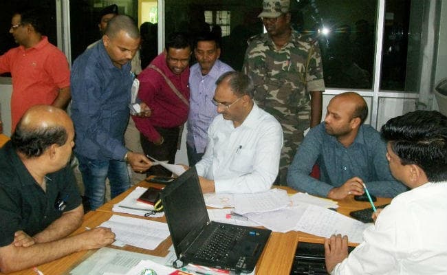 गुमला : एलआईसी एजेंट के पास से 1.53 लाख बरामद, जांच में जुटा प्रशासन