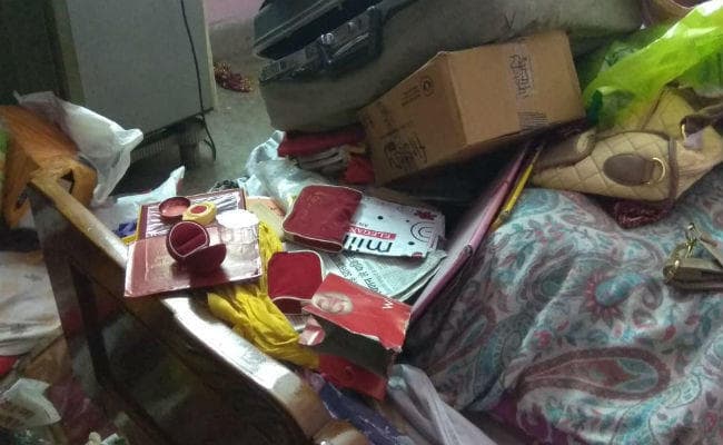 पुलिस एवं खुफिया कैमरे को धता बताकर लाखों की चोरी, इलाज कराने वेल्लौर गये थे घर के मालिक